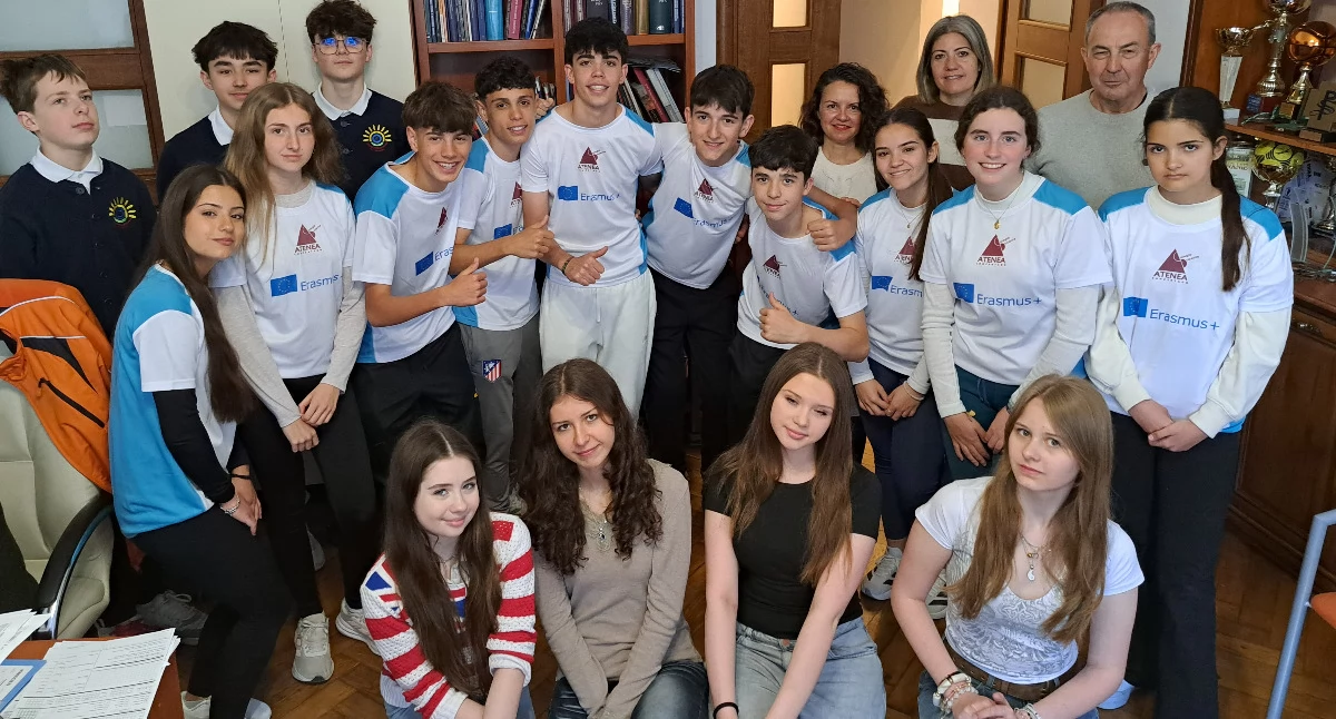 Energetyczna reprezentacja Colegio Docente Atenea de Merida i NSP im. I. Newtona w redakcyjnych progach „Życia Podkarpackiego”./ FOT. U. Gielo