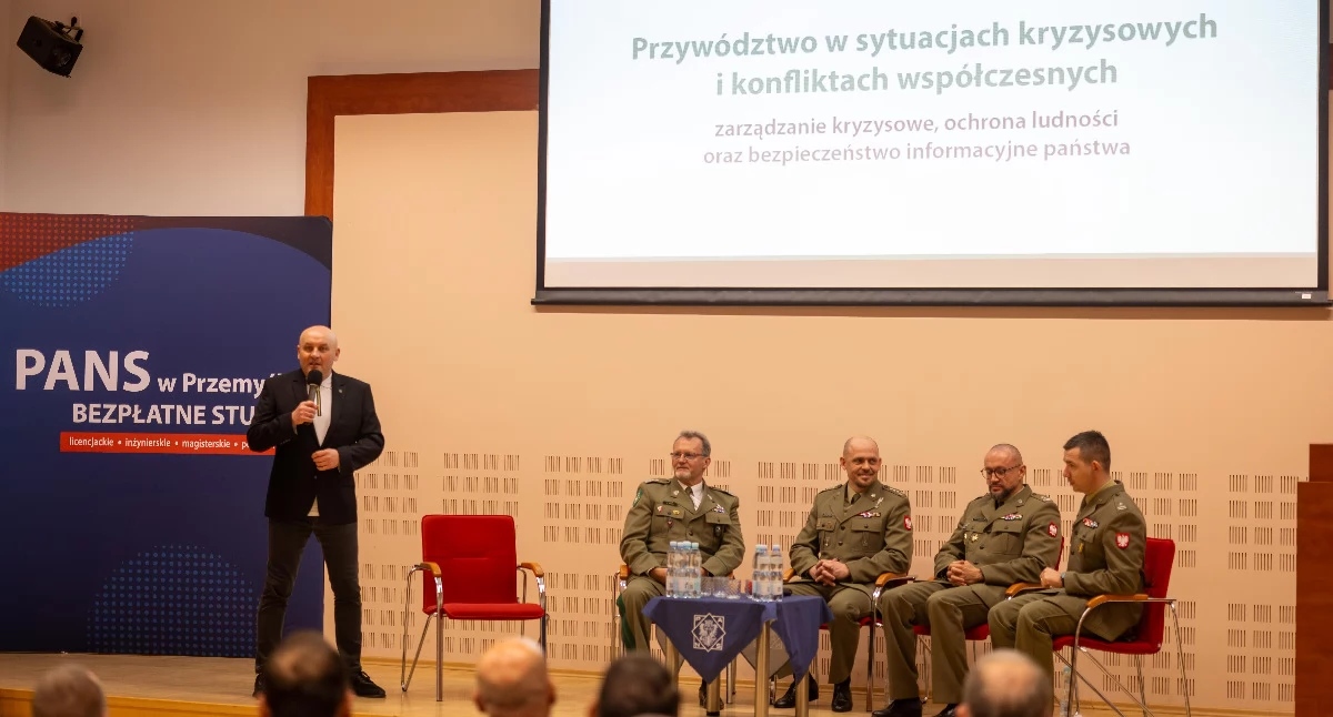 Głos zabiera prof. P. Łabuz, Dziekan Wydziału Nauk Społecznych, Humanistycznych i Ochrony Zdrowia.
