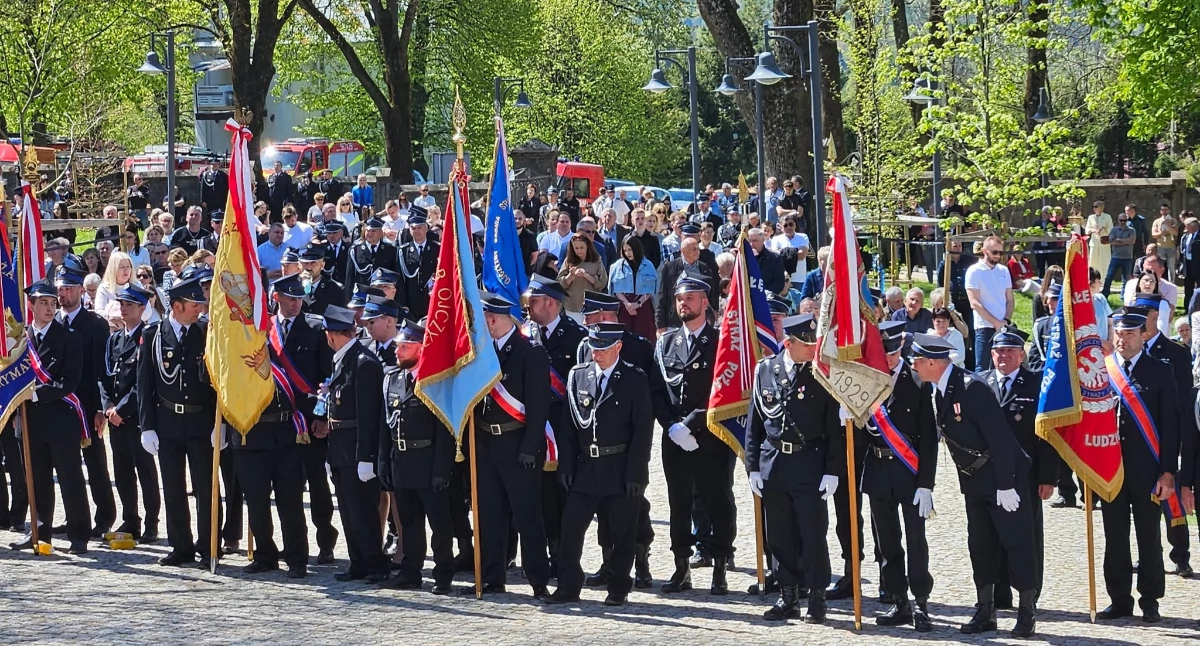 Na placu przed kalwaryjskim sanktuarium stawiły się licznie przybyłe poczty sztandarowe oraz strażacy Państwowej Straży Pożarnej i druhowie z OSP z terenu Podkarpacia./ FOT. Sanktuarium w Kalwarii Pacławskiej