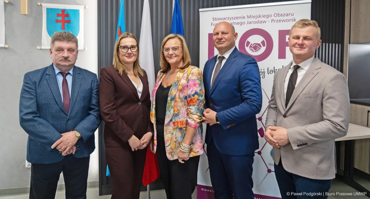W Urzędzie Gminy w Przeworsku doszło do przekazania władzom samorządowym, wchodzącym w skład Miejskiego Obszaru Funkcjonalnego „Jarosław – Przeworsk”, umów na realizację projektów współfinansowanych ze środków programu regionalnego Fundusze Europejskie dla Podkarpacia 2021 – 2027. Fot. PUW Rzeszów