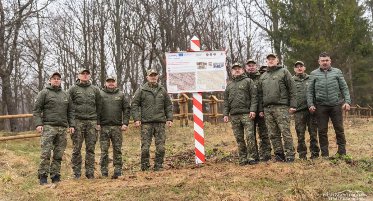 Wołosate, Ustrzyki Górne i Brzegi to trzy miejscowości, w których stanęły trzy z dwudziestu czterech znaków symbolizujących dawne placówki i komisariaty Straży Granicznej zlokalizowane wzdłuż granicy. W wydarzeniu uczestniczył komendant BiOSG w Przemyślu gen. bryg. SG Tomasz Zybiński. Fot. BiOSG Przemyśl