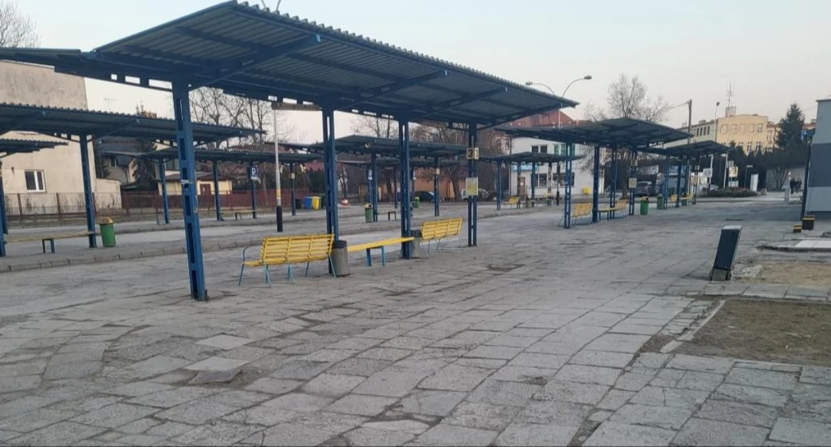 Teraz powiat jarosławski musi ogłosić przetarg na drugi etap prac w obrębie dworca PKS w Przeworsku. Obejmie on remont chodnika, czyli wymianę kostki brukowej./ FOT. ZW