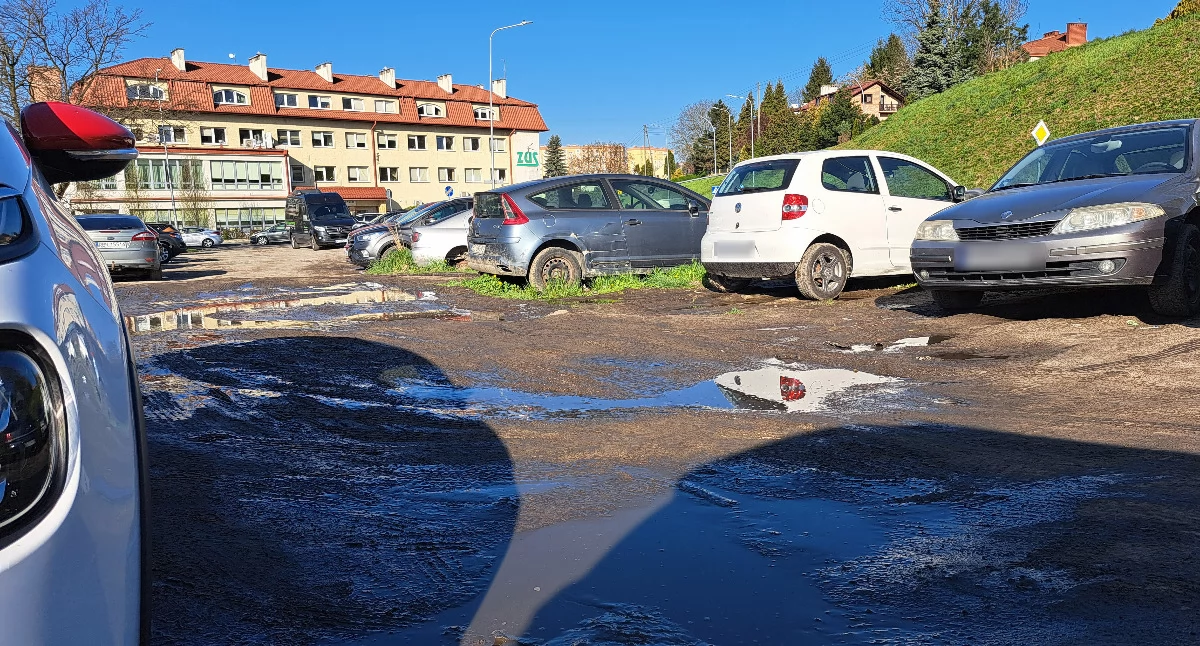 Tu na razie jest klepisko, które pełni funkcję tzw. dzikiego parkingu. Ale jeśli miasto wykazałoby dalszą inicjatywę, mógłby powstać parking z prawdziwego zdarzenia./ FOT. U. Gielo