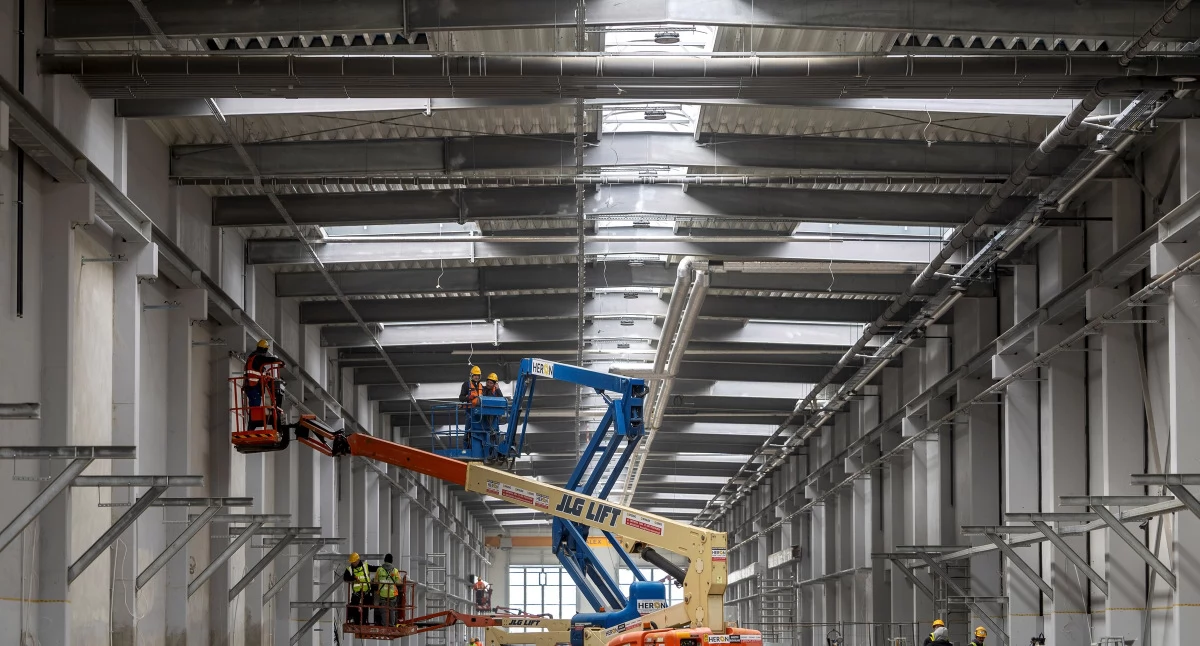 W hali myjni zainstalowano już około 85 proc. wyposażenia technicznego, a finał  prac montażowych z nią związanych przewidziany jest jeszcze w maju br./ FOT. PKP Intercity