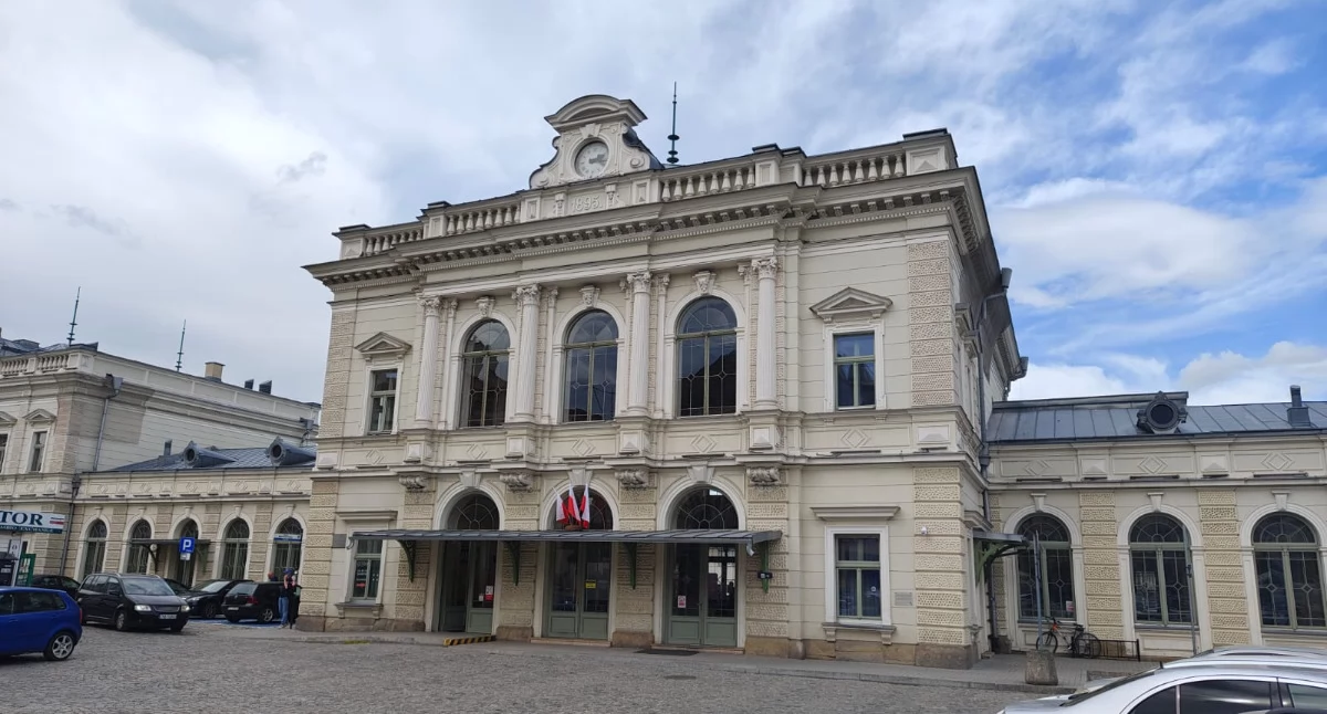 Czekając na pociąg, warto cieszyć oczy tymi wyjątkowymi malowidłami w jednym z najpiękniejszych polskich dworców./Fot. Miłosz Borzęcki