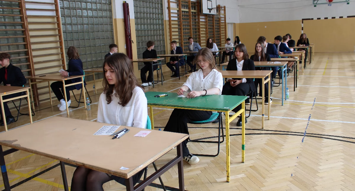 Egzamin ósmoklasisty jest egzaminem obowiązkowym, a to oznacza, że każdy uczeń musi do niego przystąpić, by ukończyć szkołę podstawową. Na zdjęciu ubiegłoroczny egzamin ósnoklasisty w SP16 w Przemyślu. Piszący go to obecnie uczniowie szkół średnich./ FOT. U. Gielo