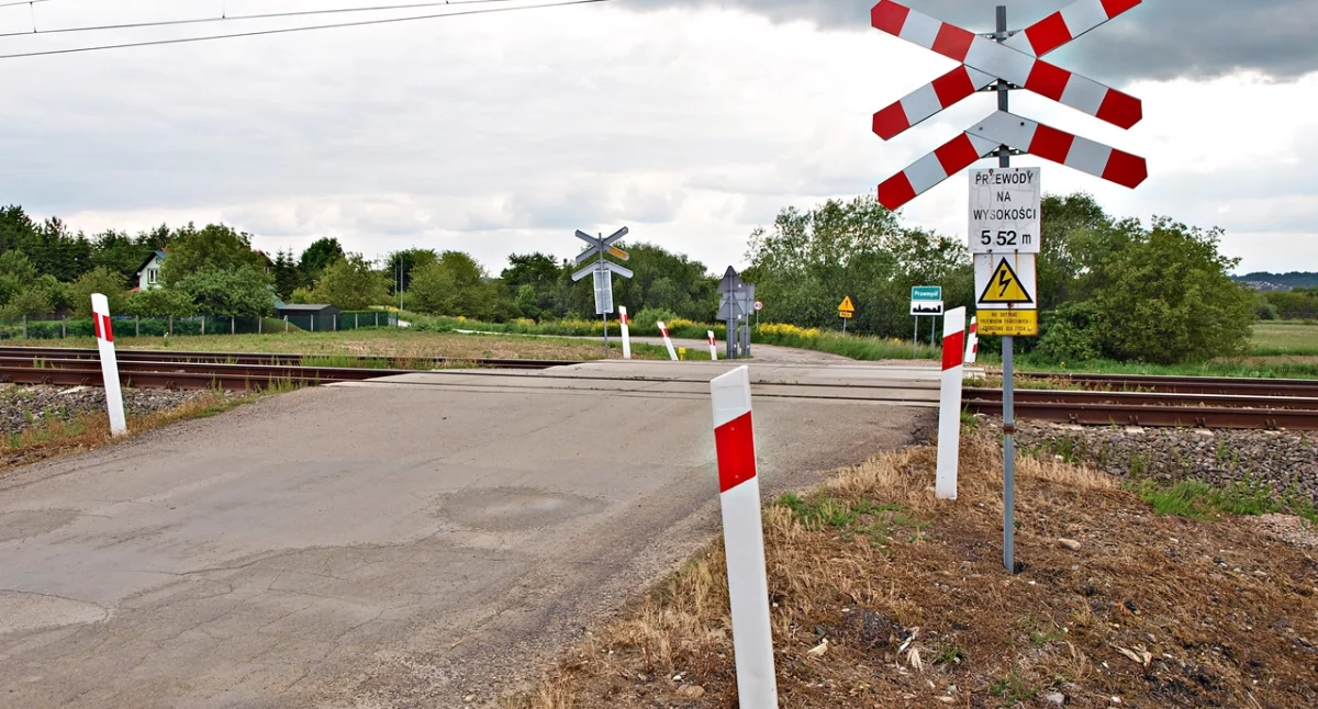 Jeszcze kilka lat temu w tamtym rejonie domy można było policzyć na palcach obu rąk, ale z roku na rok sytuacja się zmieniła i zmienia. To obecnie najbardziej rozwijające się pod kątem zabudowy jednorodzinnej tereny Przemyśla. Tereny, które pośrednio lub bezpośrednio sąsiadują z linią kolejową prowadzącą do Medyki. Fot. Mariusz Godos