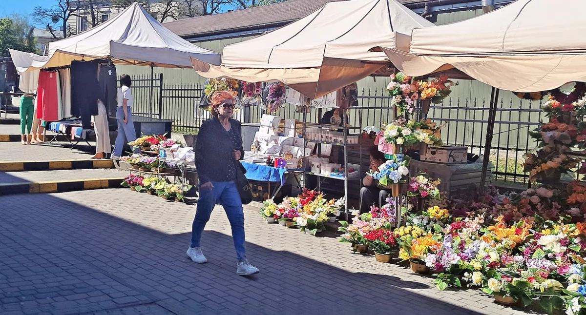 Sesja nadzwyczajna miała dotyczyć obniżenia opłaty za handel na chodnikach, czyli mówiąc dokładniej w tzw. pasie drogowym, czyli na terenie przy targowisku „Mój Rynek” oraz bazaru „Polonia”, po drugiej stronie ulicy Sportowej. Miała, ale meritum sprawy znowu zostało „utopione” przez waśnie. Fot. Mariusz Godos