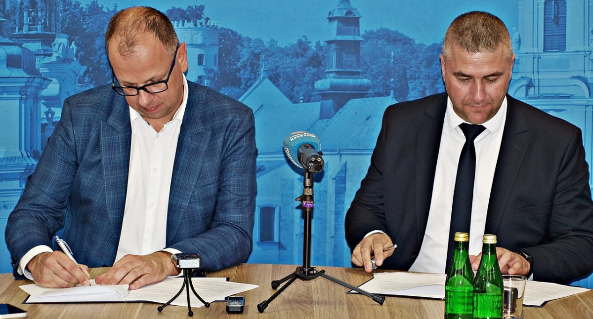 Dokument parafowali prezydent miasta Wojciech Bakun i prezes zarządu spółki „Karpat-Bud” Paweł Makuch (z prawej). To właśnie firma z Głogowa Małopolskiego wygrała przetarg na to przedsięwzięcie. Fot. Mariusz Godos