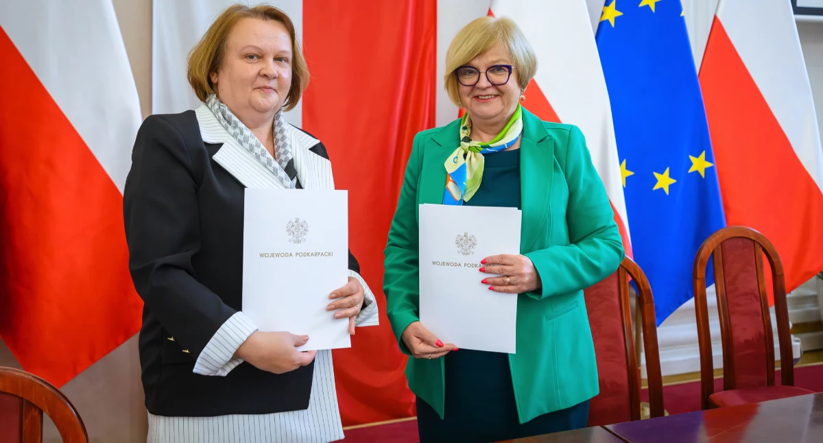 Powiat lubaczowski otrzymał 1 mln 708 tys. 552 zł. Umowę z wojewodą podkarpackim Teresą Kubas-Hul (z prawej) parafowała starosta lubaczowski Barbara Broź. Fot. Jerzy Żygadło/PUW Rzeszów