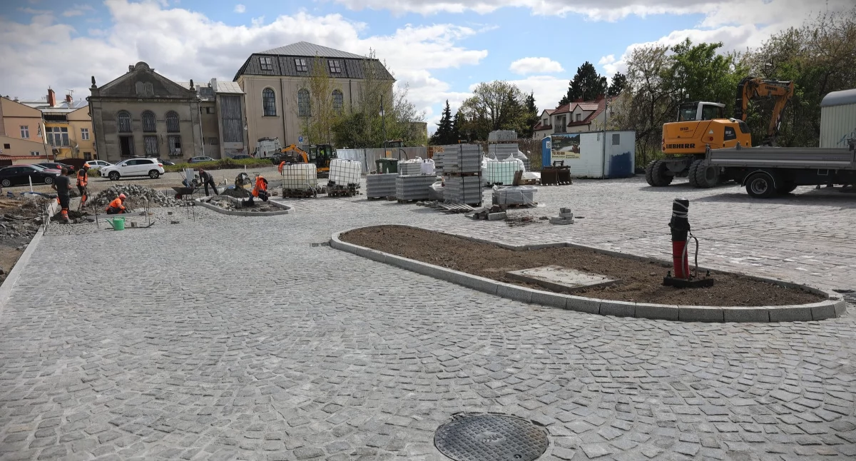 Inwestycja związana z budową parkingu realizowana jest pod nadzorem konserwatorskim i archeologicznym. Jest już na zaawansowanym etapie i wszystko wskazuje na to, że wykonawcy uda się zamknąć prace do końca maja./ FOT. UM Jarosław