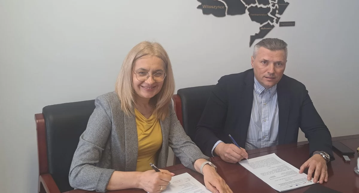 Plany inwestycyjne przypieczętowały podpisane w przedostatnim dniu kwietnia umowy z przedstawicielami firm, które zrealizują zadania związane ze skanalizowaniem miejscowości./ FOT. UG Przemyśl