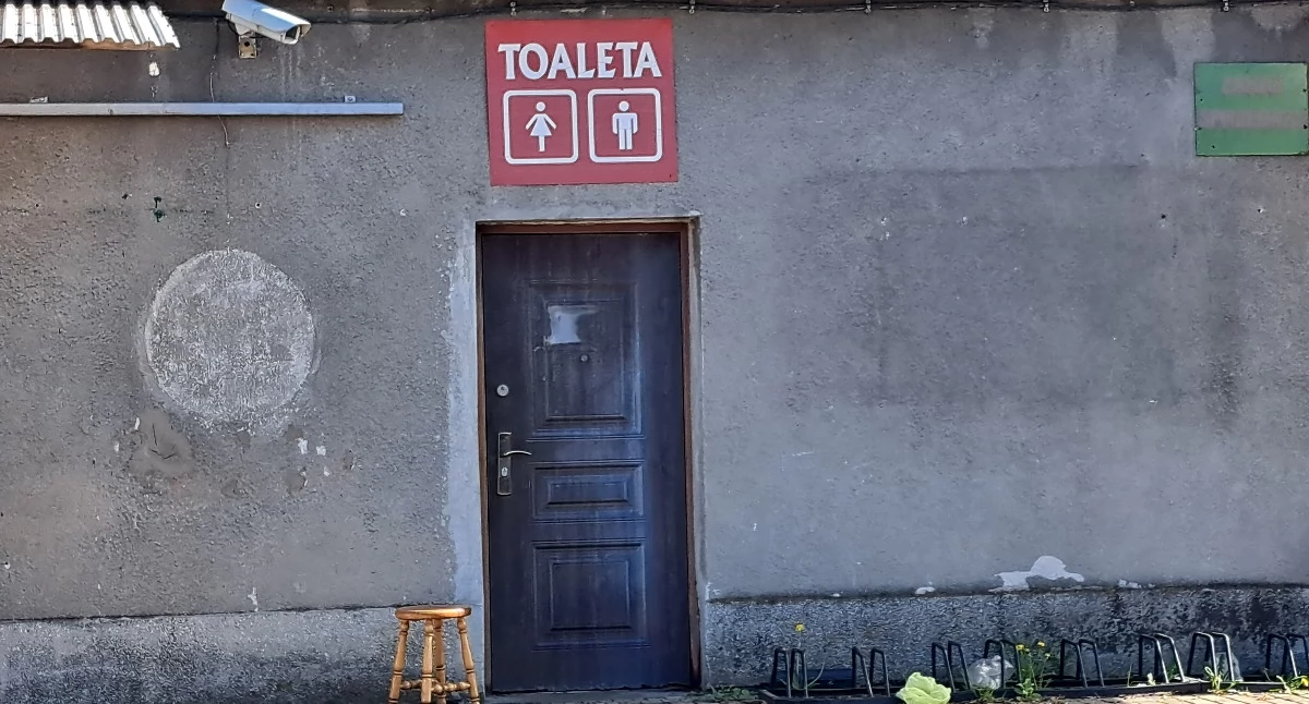 O fatalnym stanie toalet na terenie miejskiego targowiska przekonała się jedna z mieszkanek, która regularnie pojawia się tu na zakupach. Administrująca teren spółka PGK  potwierdza, że szalety faktycznie nadają się do generalnego remontu. Przez lata miasto nie znajdywało na ten cel pieniędzy w budżecie, ale niedawno w końcu się to udało. WC po remoncie będzie miało nieco mniejszą powierzchnię, by zmniejszyć koszty utrzymania./ FOT. U. Gielo