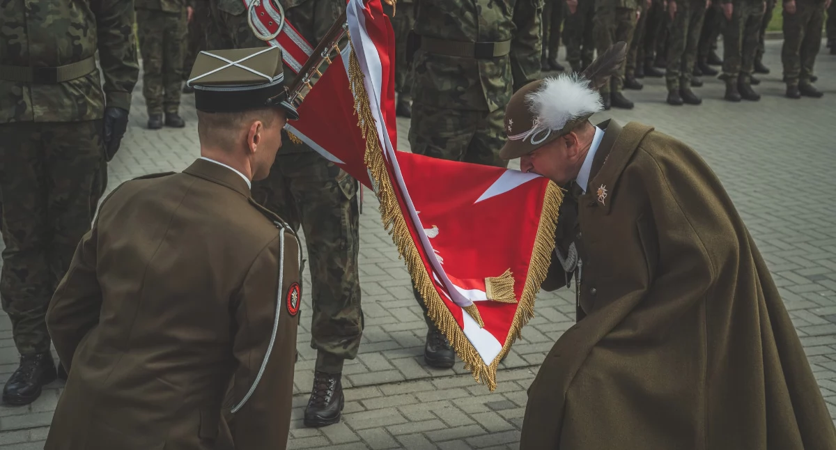 Podpułkownik Adam Bogusz zakończył pełnienie obowiązków dowódcy 21. Batalionu Saperów w Gniewczynie Łańcuckiej. Funkcję tę przejął po nim major Daniel Świątoniowski. Uroczystość przekazania obowiązków odbyła się 29 kwietnia w Sieniawie i była częścią Święta Wojsk Inżynieryjnych./ FOT. D. Rubelt