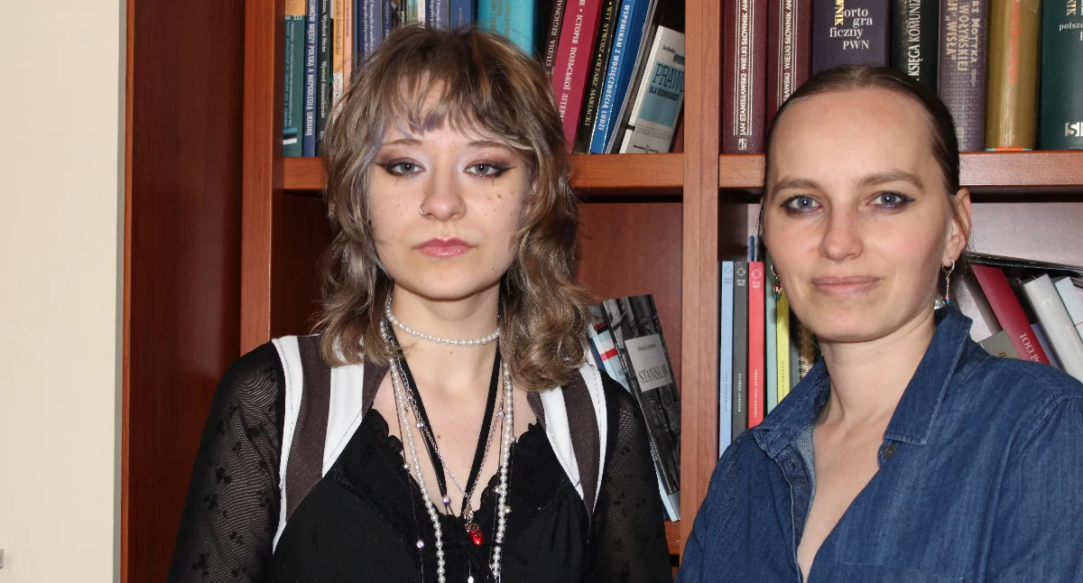 Tegoroczna maturzystka Natalia Drzymała (z lewej) wraz ze swoją mentorką szkolnym psychologiem Eweliną Białoch-Tereszak, która namówiła ją do startu w olimpiadzie./ FOT. U. Gielo