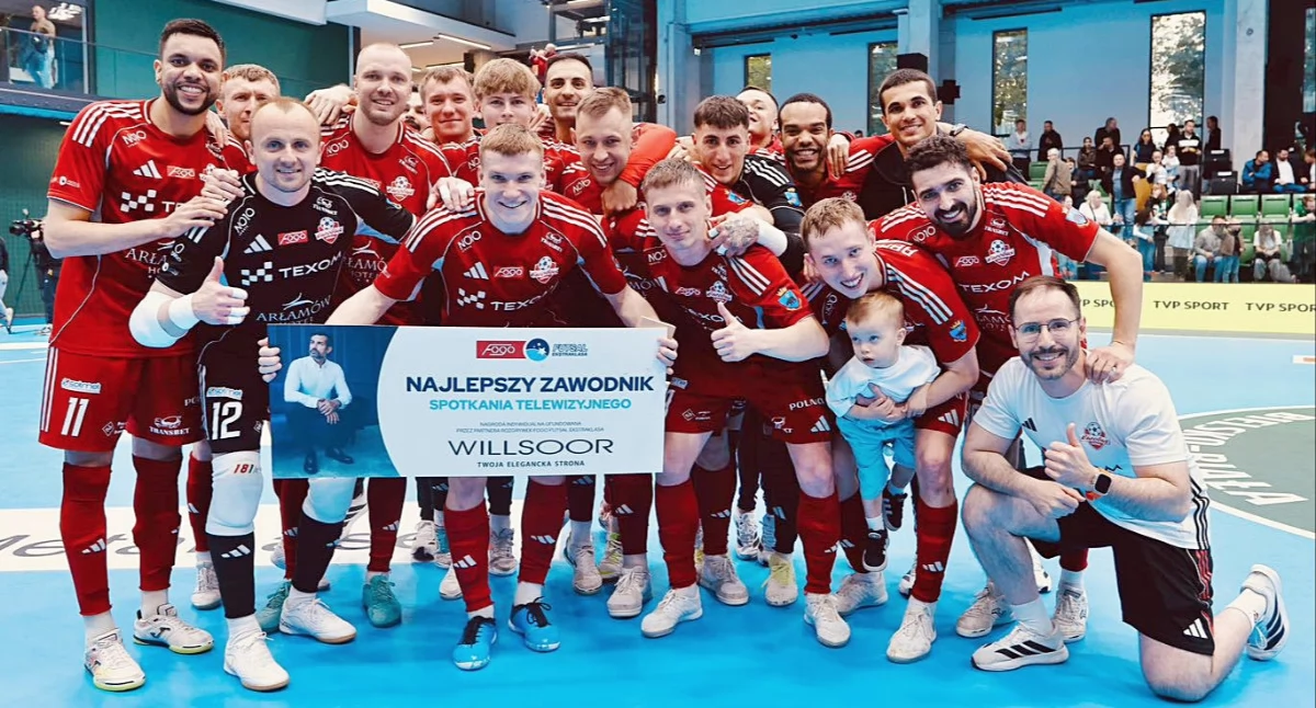 Spotkanie w Bielsku-Białej transmitowane było w TVP Sport. Po każdym takim pojedynku wybierany jest zawodnik telewizyjnego meczu. Został nim jak najbardziej zasłużenie Rostislaw Semenczenko. Fot. FOGO Futsal Ekstraklasa