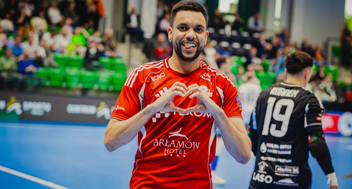 Henrique Diniz dwukrotnie ratował swój zespół, doprowadzając do remisu. W serii rzutów karnych jako jedyny nie pokonał Michała Kałużę, ale tak naprawdę nie wówczas Przemyślanie ten mecz przegrali. Fot. FOGO Futsal Ekstraklasa