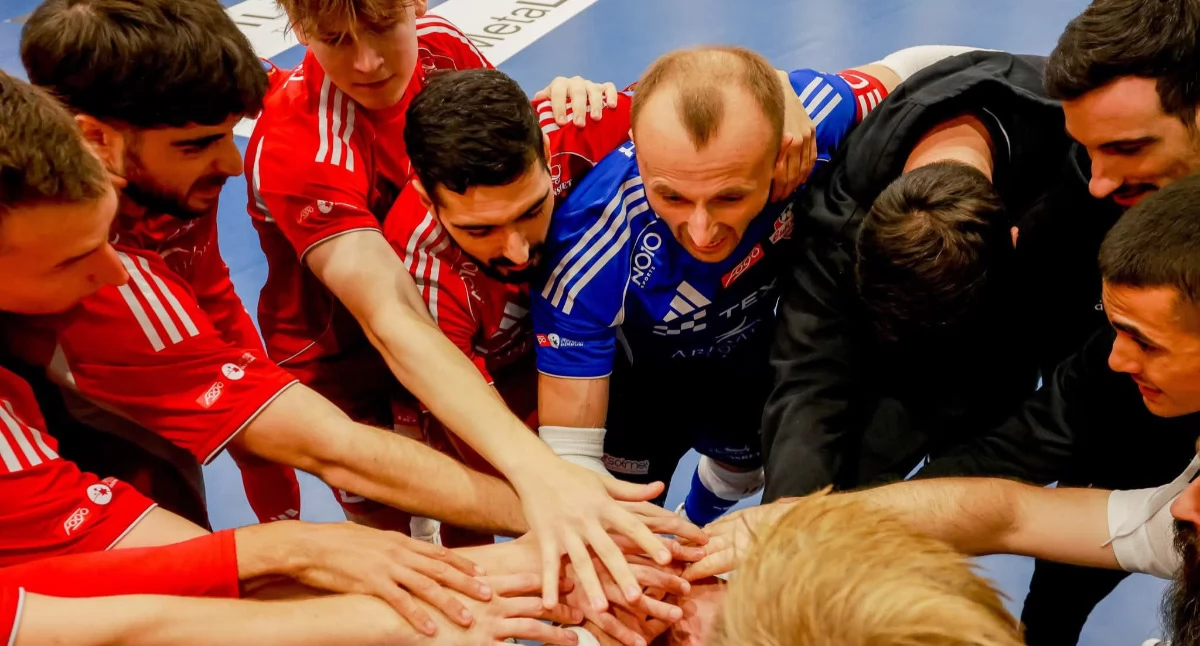 Dali z siebie wszystko. Walczyli przeciwko wszystkim: rywalowi, kontuzjom i - niestety - dziwnym sędziowskim decyzjom. Ale wygrali! W niebieskim stroju fenomenalny słupkami Roman Koltok, który w serii rzutów karnych nie dał się ani razu pokonać! Fot. Texom Eurobus Przemyśl
