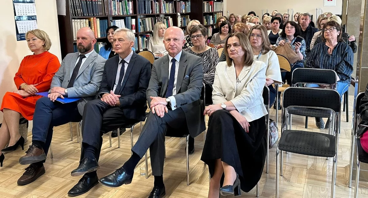 Poruszany temat, zgodny z tegorocznym kierunkiem realizacji polityki oświatowej państwa, przyciągnął uwagę licznie przybyłych dyrektorów oraz nauczycieli ze szkół i placówek oświatowych – ok. 50 osób./Fot.: Mariusz Bąk