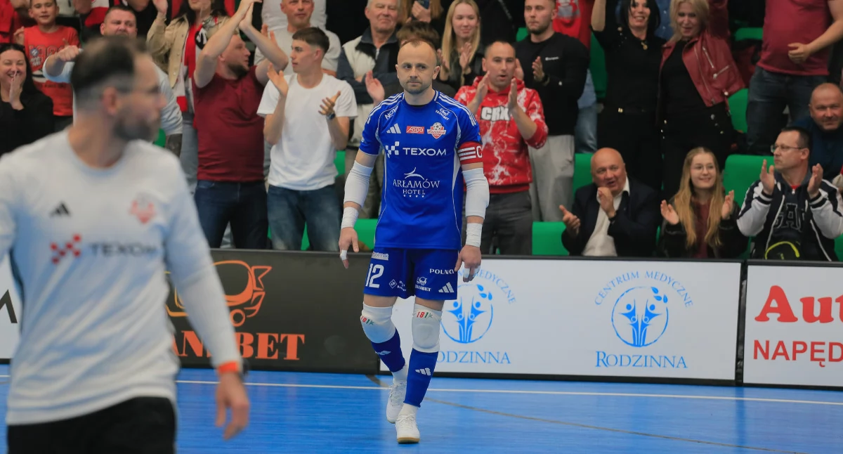 Roman Koltok został bohaterem trzeciego, decydującego meczu o awans do finału FOGO Futsal Ekstraklasy. Trener bramkarzy Texom Eurobusu Przemyśl Itamar Nielsen (z lewej) może być dumny! Fot. Texom Eurobus Przemyśl/Kamil Krukiewicz 