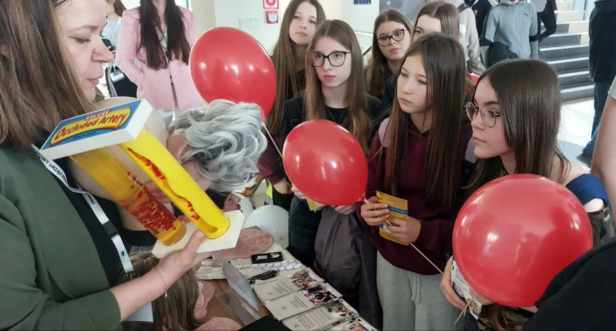Pracownicy BCU dzielili się wiedzą na temat możliwosci kształcenia w obszarze pomocy społecznej, ale też wspierali młodzież w przygladaniu się własnym predyspozycjom, potrzebom i wartościom./Fot. Caritas