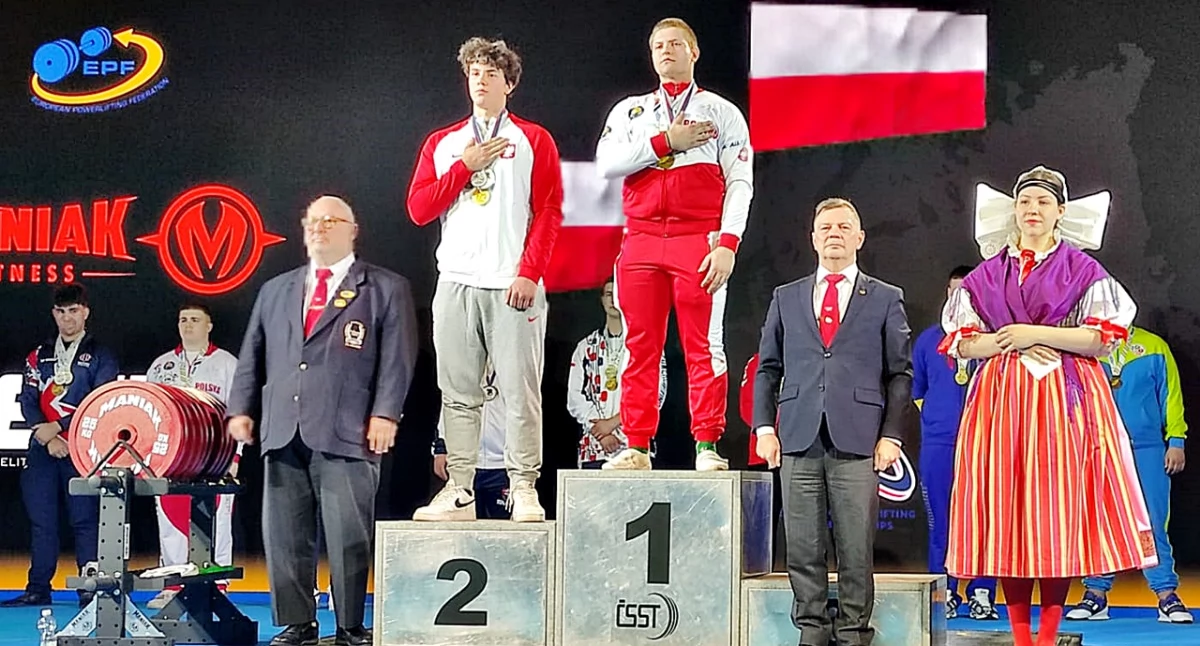 Uczeń I LO w Przemyślu Adrian Składoń na najwyższym stopniu podium podczas mistrzostw Europy, które na początku maja br. odbyły się w Pilźnie. Fot. zbiory własne