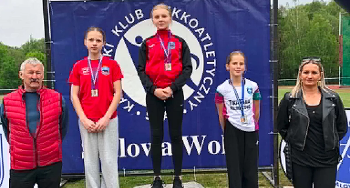 Młode przemyskie płotkarki w biegu na 80 m (kategoria U-14) zajęły dwa pierwsze miejsca. Złoto wywalczyła Kornelia Mazur (trzecia z lewej), srebro – Martyna Skawińska (druga z lewej). Pierwszy z lewej prezes UKS Tempo 5 Krzysztof Sugier. Fot. zbiory własne