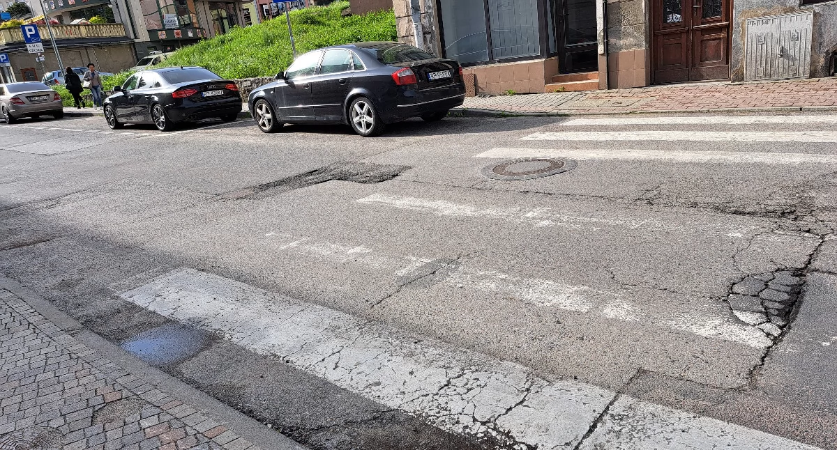W mieście można znaleźć coraz więcej lokalizacji, w których oznakowanie poziome jezdni jest już mocno wytarte. Kiedy zostanie odświeżanie? – Nie szybciej niż w czerwcu – informuje przemyski ZDM./ FOT. U. Gielo