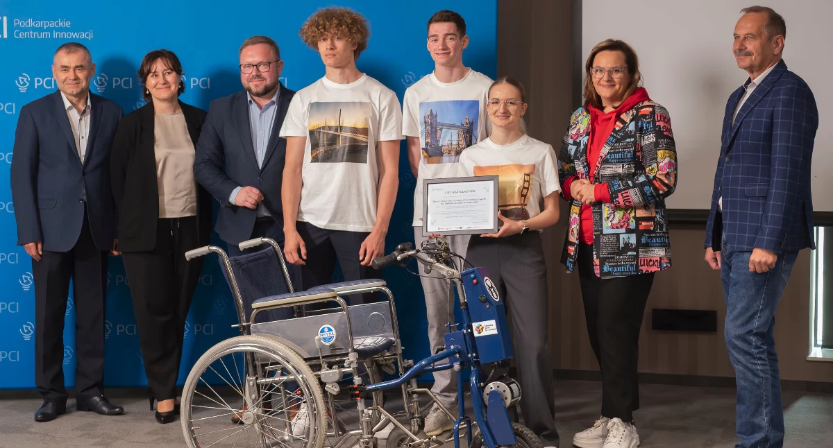 Pomysłowe trio w składzie Polina Horodovikova, Jakub Mazurkiewicz i Jakub Pyszniak opracowało najlepszy w Polsce patent ułatwiający poruszanie się osobom na wózkach inwalidzkich./ FOT. PCI