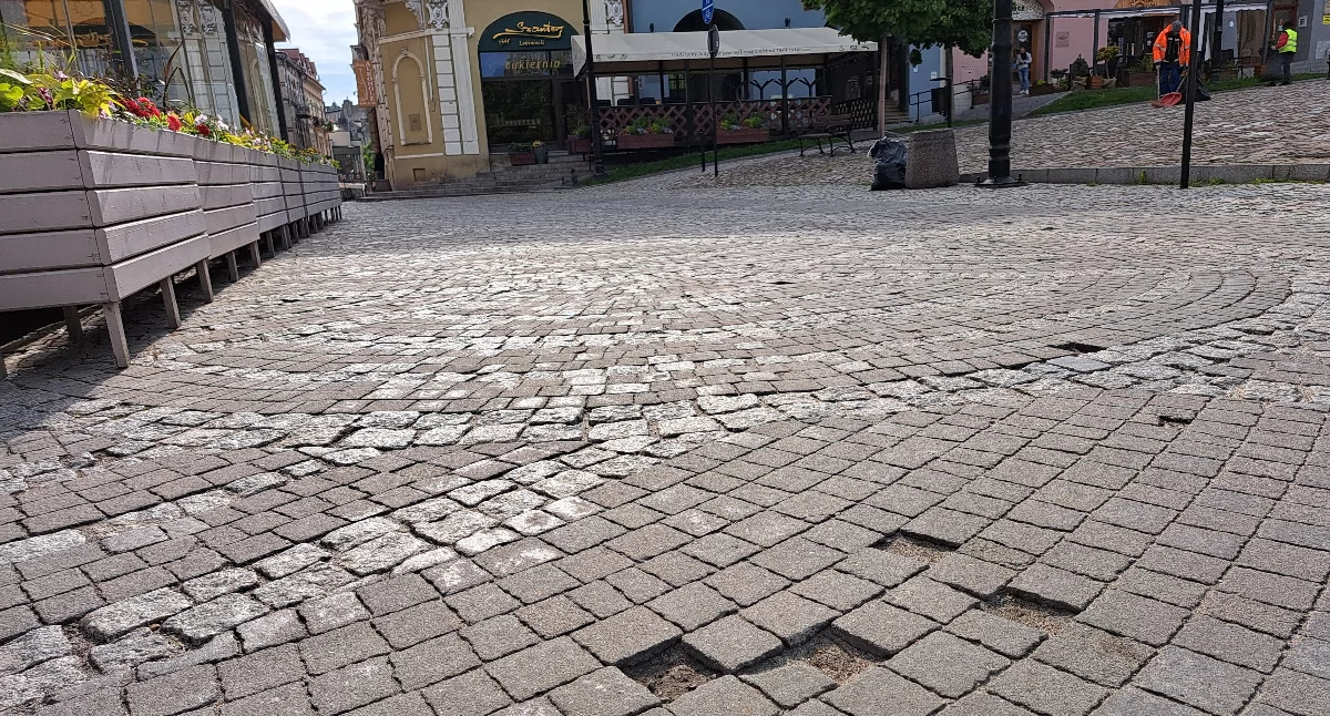 Prace związane z pierwszym etapem remontu nawierzchni Rynku mają się zakończyć maksymalnie do końca czerwca. W kolejnym, planowanym jesienią, obejmą m.in. wymianę kostki w obszarze zajętym obecnie przez ogródki lokali gastronomicznych./ FOT. U. Gielo