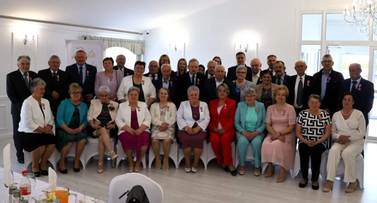 Na uczestników, oprócz „Medali za Długoletnie Pożycie Małżeńskie” czekały również symboliczne upominki, kosze, kwiaty oraz pamiątkowe dyplomy. Nie zabrakło również uroczystego toastu oraz wspólnego odśpiewania tradycyjnego „Sto lat”. /Fot. UG Radymno 
