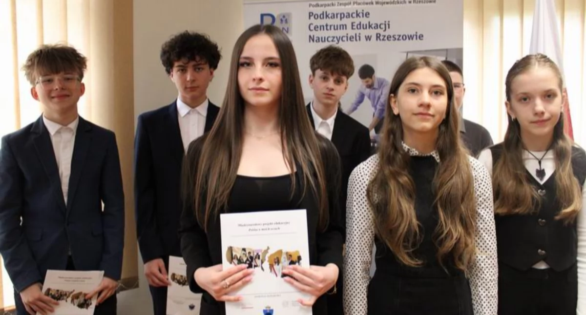 Pięknym zwieńczeniem miedzynarodowego projektu była zorganizowana w murach przemyskiego oddziału PCEN w Rzeszowie wystawa prac plastycznych i literackich poświęconych Polsce, okraszona przygotowanym przez uczniów bogatym programem artystycznym./ FOT. U. Gielo