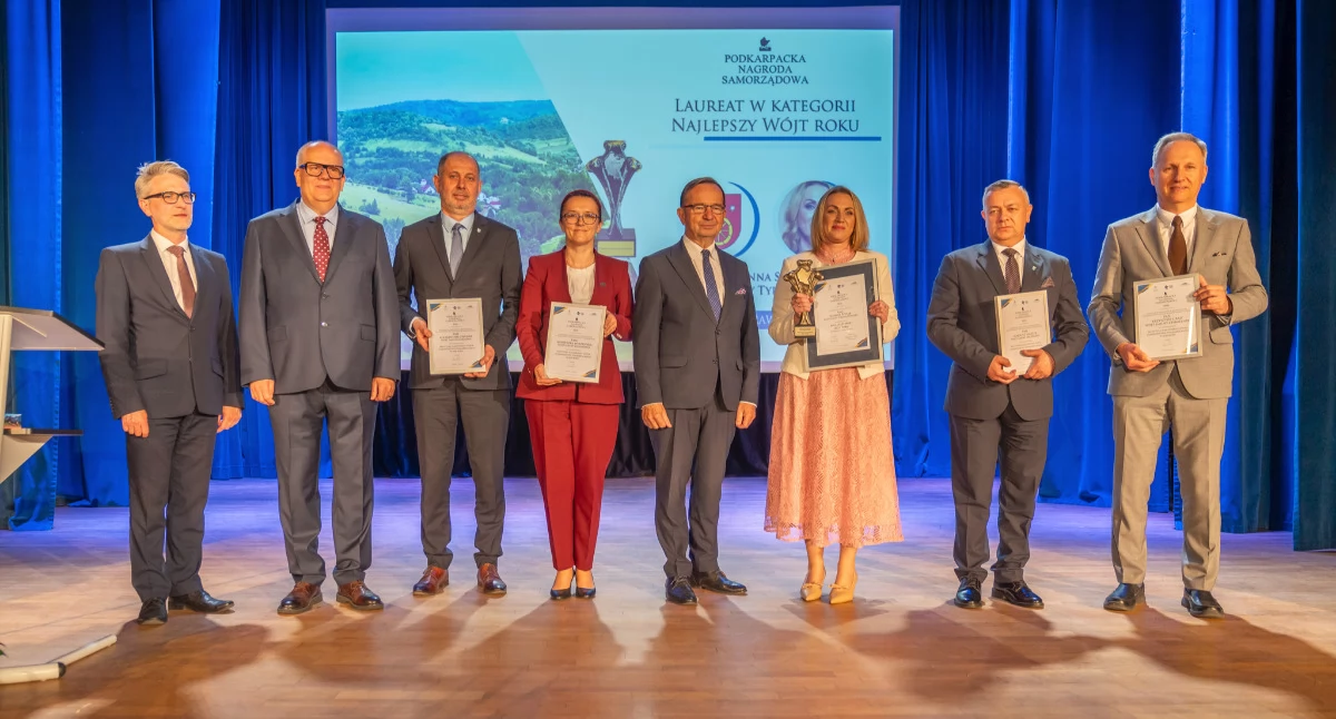 W kategorii „najlepszy wójt” w 5-osobowym finale znalazł się wójt gminy Fredropol Mariusz Śnieżek (drugi z prawej), który odebrał także statuetkę za najlepszą inwestycję na Podkarpaciu w 2026 r. Fot. Urząd Marszałkowski w Rzeszowie