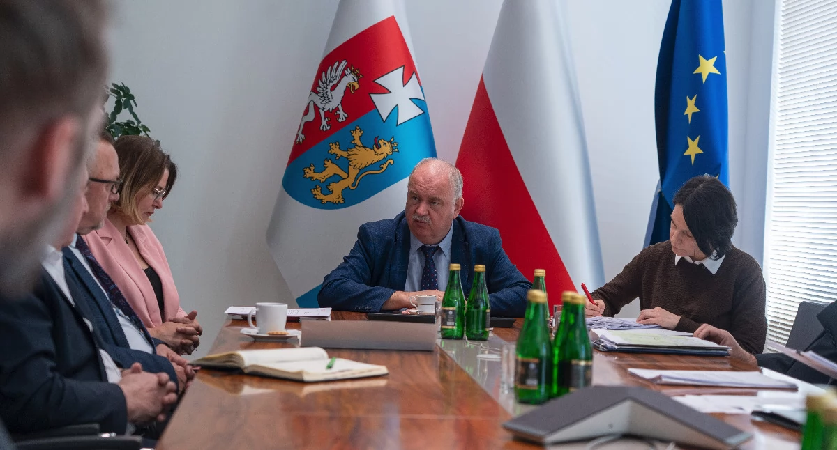 Narastające protesty mieszkańców wobec proponowanych wariantów przebiegu inwestycji sprawiły, że przedstawiciele zarządu województwa podkarpackiego – wicemarszałek Piotr Pilch oraz członek zarządu Anna Huk, wzięli udział w spotkaniu poświęconym planowanej budowie obwodnicy Pruchnika. Fot. Urząd Marszałkowski w Rzeszowie