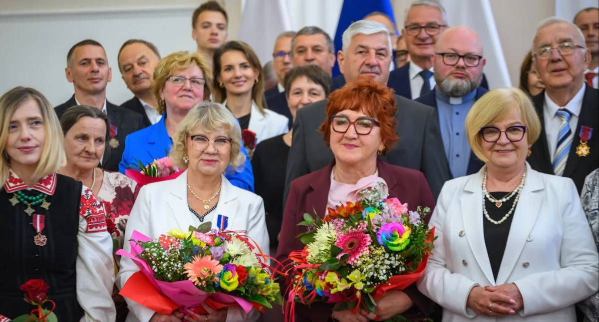 Dyrektor Przemyskiego Centrum Kultury i Nauki „Zamek” Renata Nowakowska (z lewej) i prezes Towarzystwa Przyjaciół Przemyśla i Regionu Bogusława Pieczyńska otrzymały z rąk wojewody podkarpackiego Teresy Kubas-Hul medale „Gloria Artis”. Pierwsza z lewej Tatiana Nakonieczna. Fot. PUW Rzeszów