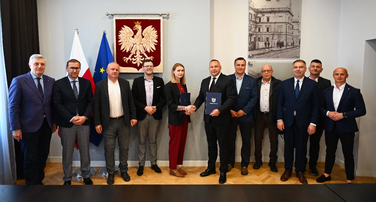 21 maja br. starosta jarosławski Kamil Dziukiewicz (szósty z prawej) parafował z przedstawicielką firmy Budowa Dróg i Mostów Gospodarstwo Agroturystyczne „Swoboda” sp. z o.o. z Hawłowic w gminie Pruchnik umowę na przebudowę wspomnianej drogi powiatowej. Fot. Starostwo Powiatowe w Jarosławiu/Patrycja Strawa-Buryło