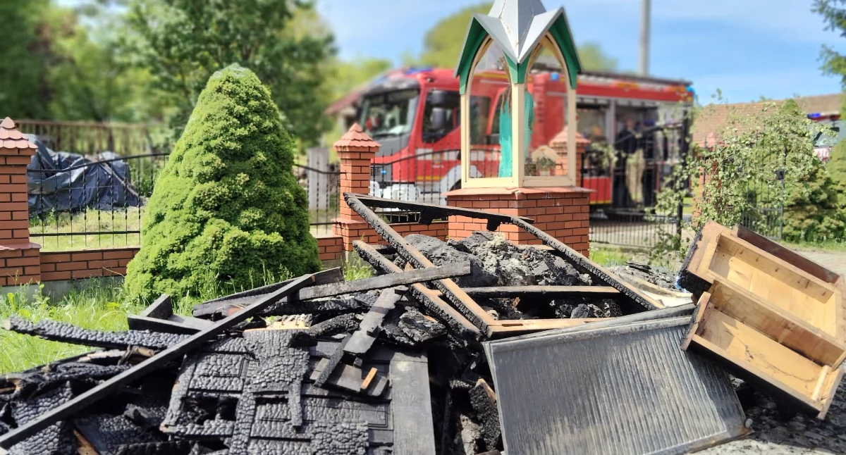 Przyczyna pożaru na razie nie jest znana. Najprawdopodobniej w kościele doszło do spięcia elektrycznego, choć istnieje również możliwość, że ktoś podłożył ogień. Policjanci wyjaśniają okoliczności zdarzenia./Fot. J. Borzęcki 