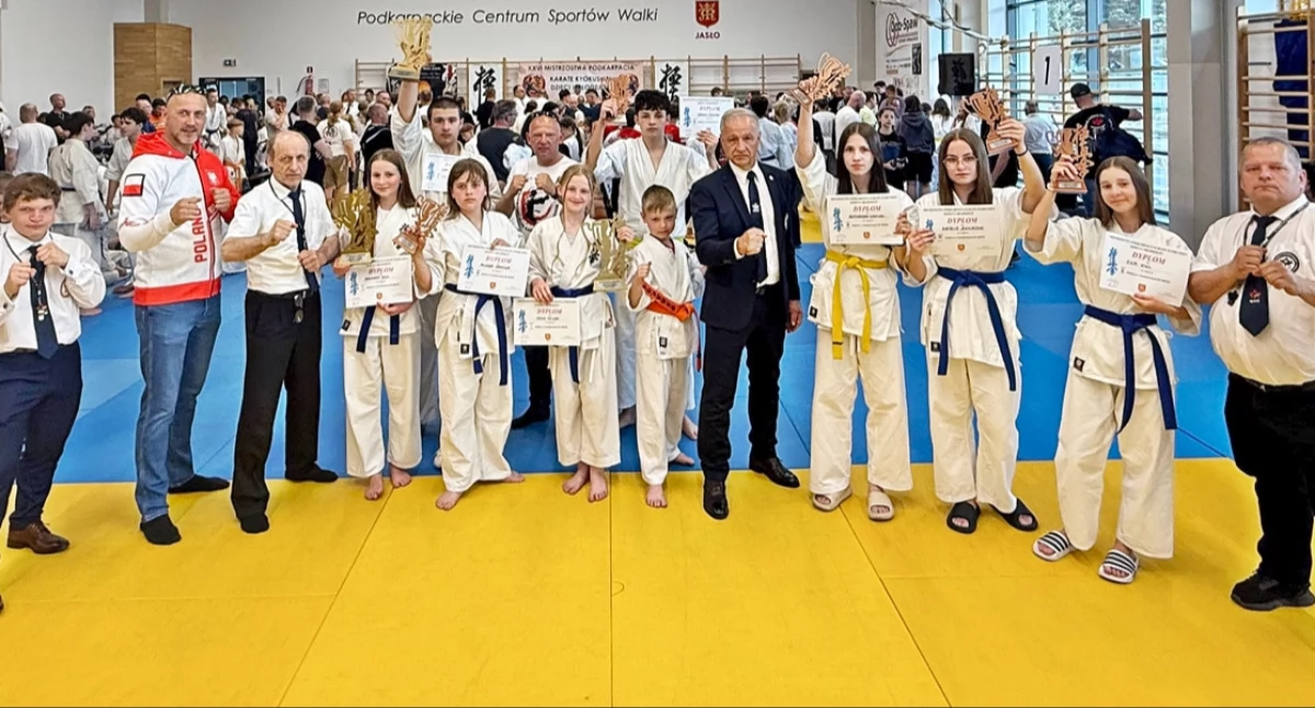 Ekipa Przemyskiego Klubu Karate Kyokushin przywiozła z mistrzostw Podkarpacia aż osiem medali, w tym trzy złote. Fot. zbiory własne