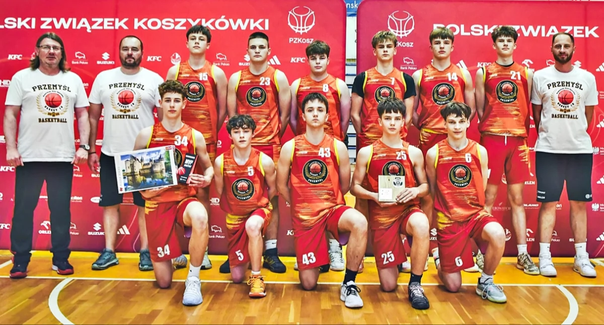 Kadeci UKS „Basket 15” Przemyśl ze sztabem trenerskim – piąta ekipa w Polsce w kategorii wiekowej U-15. Fot. PZKosz