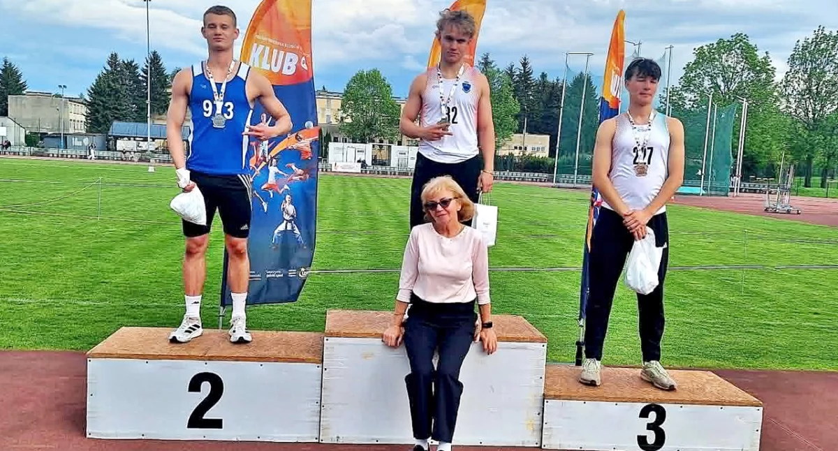Bartłomiej Kulpiński (na najwyższym stopniu podium, poniżej trener Maria Sugier) zdobył dwa złote medale. Fot. zbiory własne