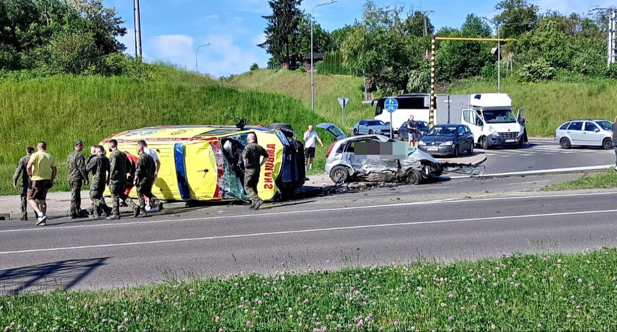 Nieoficjalnie wiadomo, że 83-letni kierowca, mieszkaniec powiatu przemyskiego wjeżdżał z alei Wolności w ulicę Zadwórzańską. Niestety, manewr ten okazał się fatalny w skutkach. Karetka pogotowia na sygnale uderzyła w prawy bok Forda, „ścięła” latarnię i przewróciła się na bok. Fot. zbiory własne