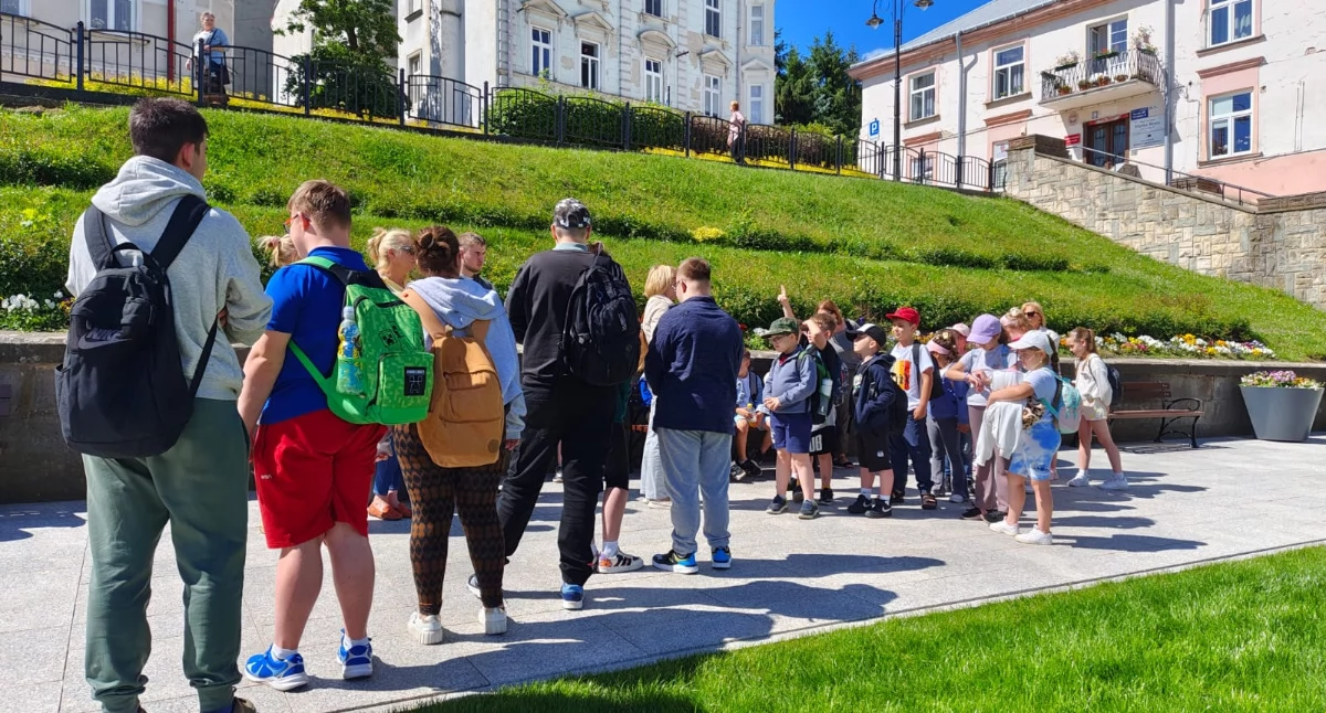 – Cieszę się, że poszliśmy na wycieczkę bo po prostu lubię chodzić na wycieczki. Pomogę panu szukać misiów, bo wiem gdzie są. Jeden jest koło muzeum, o tutaj na placu – zapewnił Franek uczeń kl. 1a z przemyskiej „jedenastki”./Fot. Miłosz Borzęcki 