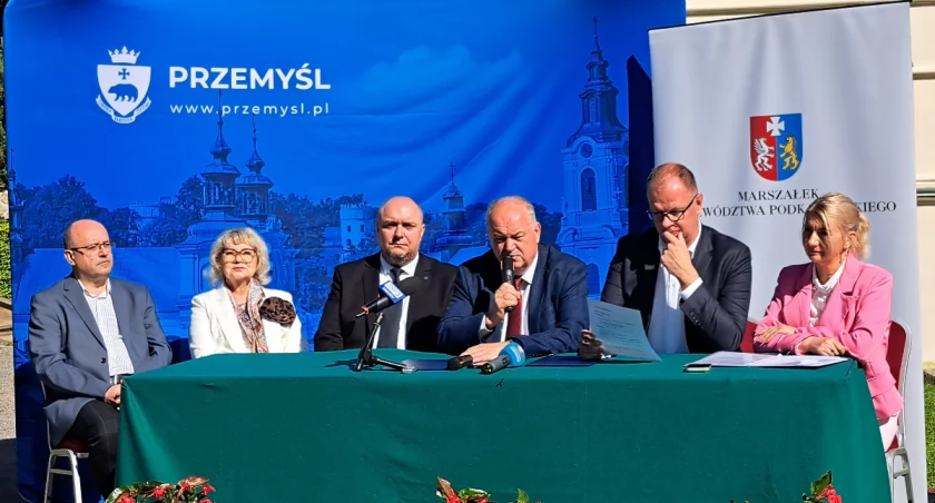 Konferencja prasowa nawiązująca do podpisania umowy między samorządem województwa i miastem Przemyśl na dofinansowanie prac w Młodzieżowym Domu Kultury I na Zamku Kazimierzowskim odbyła się z udziałem: prezydenta Przemyśla W. Bakuna, wicemarszałka województwa P. Pilcha, przewodniczącego Rady Miejskiej w Przemyślu M. Kowalskiego, naczelnik Wydziału Rozwoju Inwestycji i Funduszy Zewnętrznych B. Bieleckiej oraz dyrektorów placówek, w których prowadzone będą inwestycje./ FOT. U. Gielo