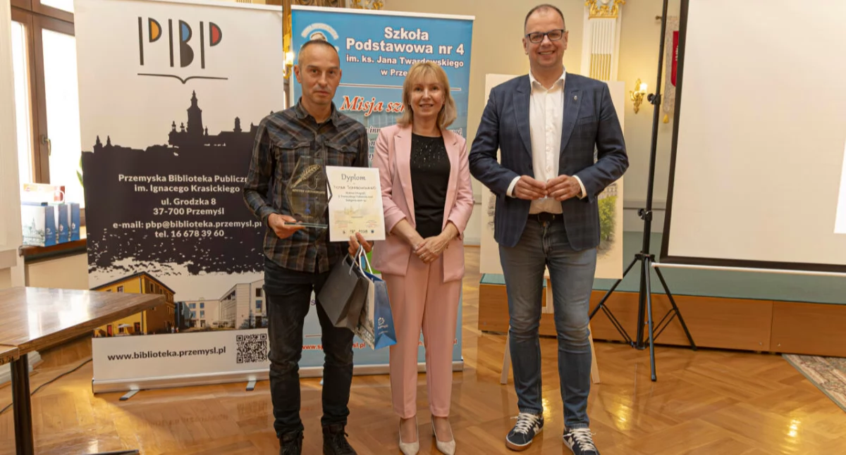 Mistrzem ortografii w kategorii open 14+ został Tomasz Schabowski./Fot. UM Przemyśl 