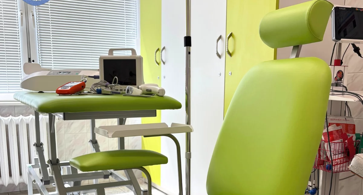 Na oddział pediatryczny przeworskiego szpitala trafiły: fotel do pobierania krwi, kozetka medyczna, kardiomonitor, waga medyczna niemowlęca, stojaki na kroplówki, termometry bezdotykowe oraz inne potrzebne sprzęty medyczne./ FOT. SP ZOZ w Przeworsku