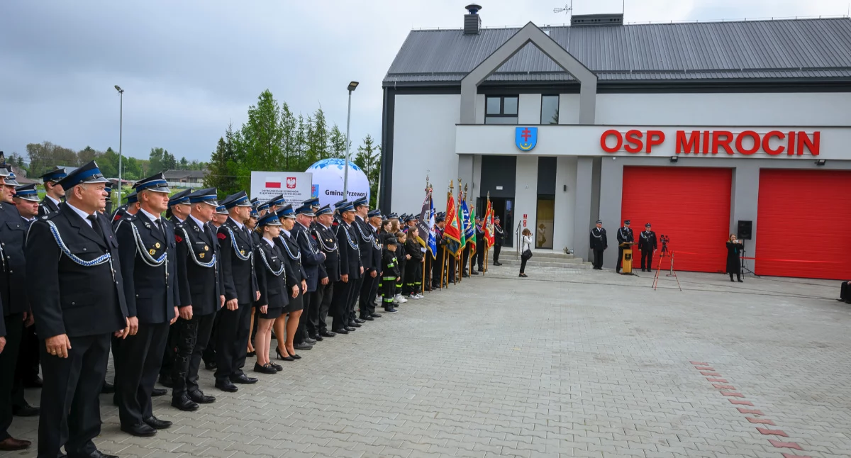 Druhny i druhowie z Mirocina zyskali nową siedzibę. 17 maja, w ramach gminnych obchodów Dnia Strażaka uroczyście otwarto i poświęcono nową remizę. / FOT. PUW Rzeszów