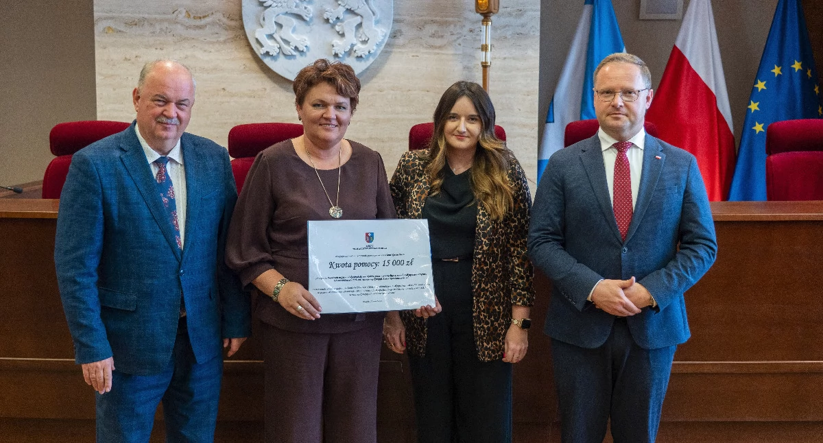Na liście gmin z terenu powiatu przemyskiego objętych wsparciem znalazła się Bircza. – Co roku staramy się urozmaicać ofertę i proponować mieszkańcom coś zupełnie nowego – powiedziały burmistrz Birczy Anna Szymaszek oraz pracownica UMiG Bircza Kinga Kopczak./ FOT. UMWP