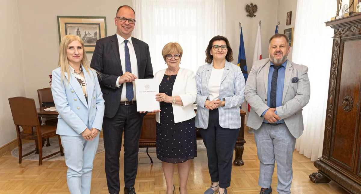 Utworzenie mieszkania wspomaganego przypieczętowała podpisana 29 maja br. umowa w sprawie dofinansowania przygotowanego przez MOPS projektu pn. „Chata PrzemyślAKA – Program Rozwoju Mieszkalnictwa Wspomaganego na terenie Gminy Miejskiej Przemyśl”. Przy okazji tego wydarzenia prezydent Miasta W. Bakun złożył podziękowania wojewodzie Teresie Kubas-Hul za przychylne spojrzenie na potrzeby mieszkańców miasta, jak również dyrektorowi MOPS Piotrowi Hryniszynowi, od którego wyszła inicjatywa./ FOT. UM P