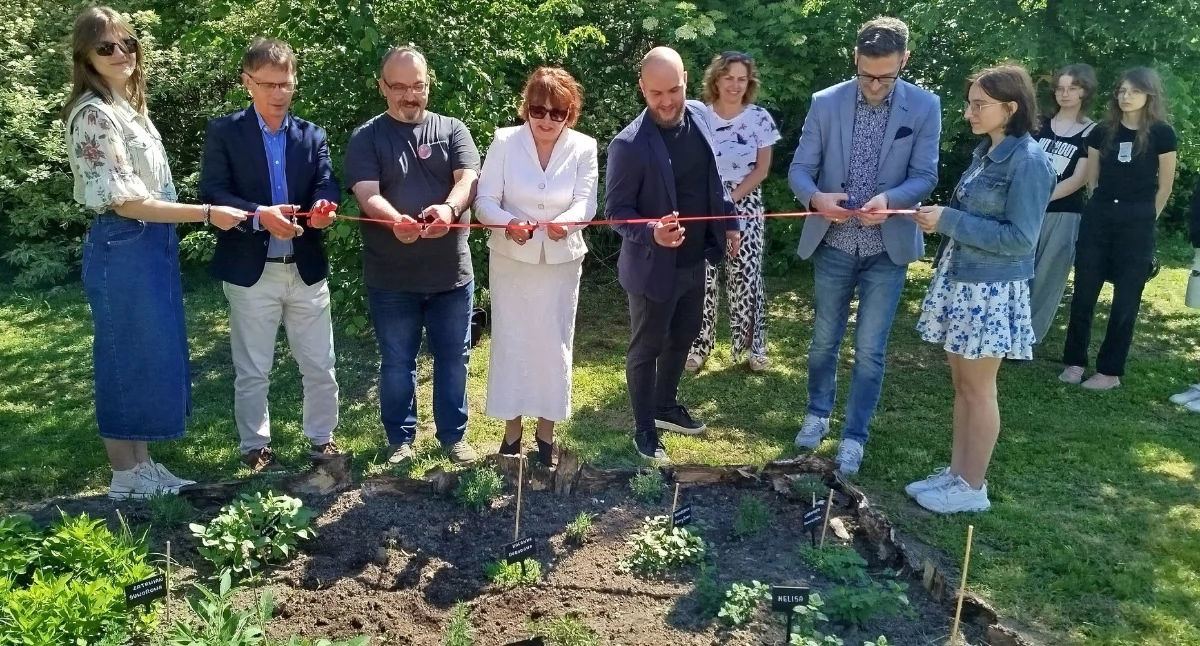 Młodzież CKUiZ nr 2 założyła niewielki szkolny sad według własnego projektu, wzbogacony o zielnik i dodatkowe elementy, jak domek dla jeży i owadów oraz pasieka. Uroczyste otwarcie zielonej enklawy miało miejsce 22 maja./ FOT. CKUiZ nr 2