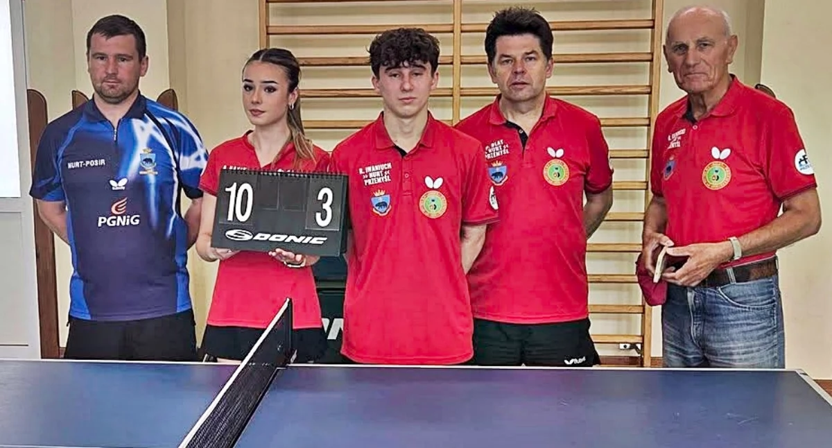 Przemyski Nurt bez problemów awansował do III ligi. Od lewej: Rafał Iwaniuch, Aleksandra Makar, Wiktor Iwaniuch, Piotr Blat i jeden z najwierniejszych od lat kibiców Ryszard Kaznowski. Fot. zbiory własne